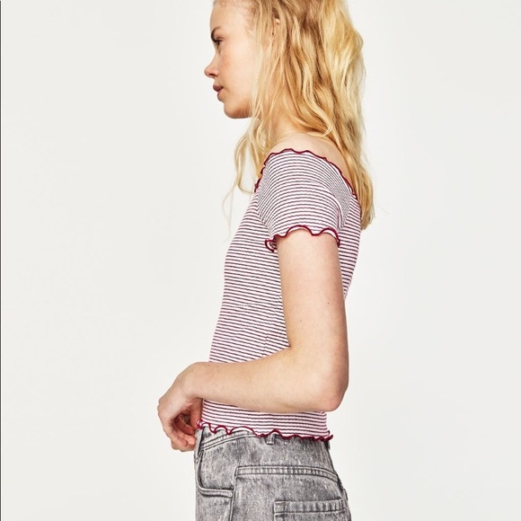 ✨SOLD ✨Off Shoulder Ruffle Top - Picture 2 of 3